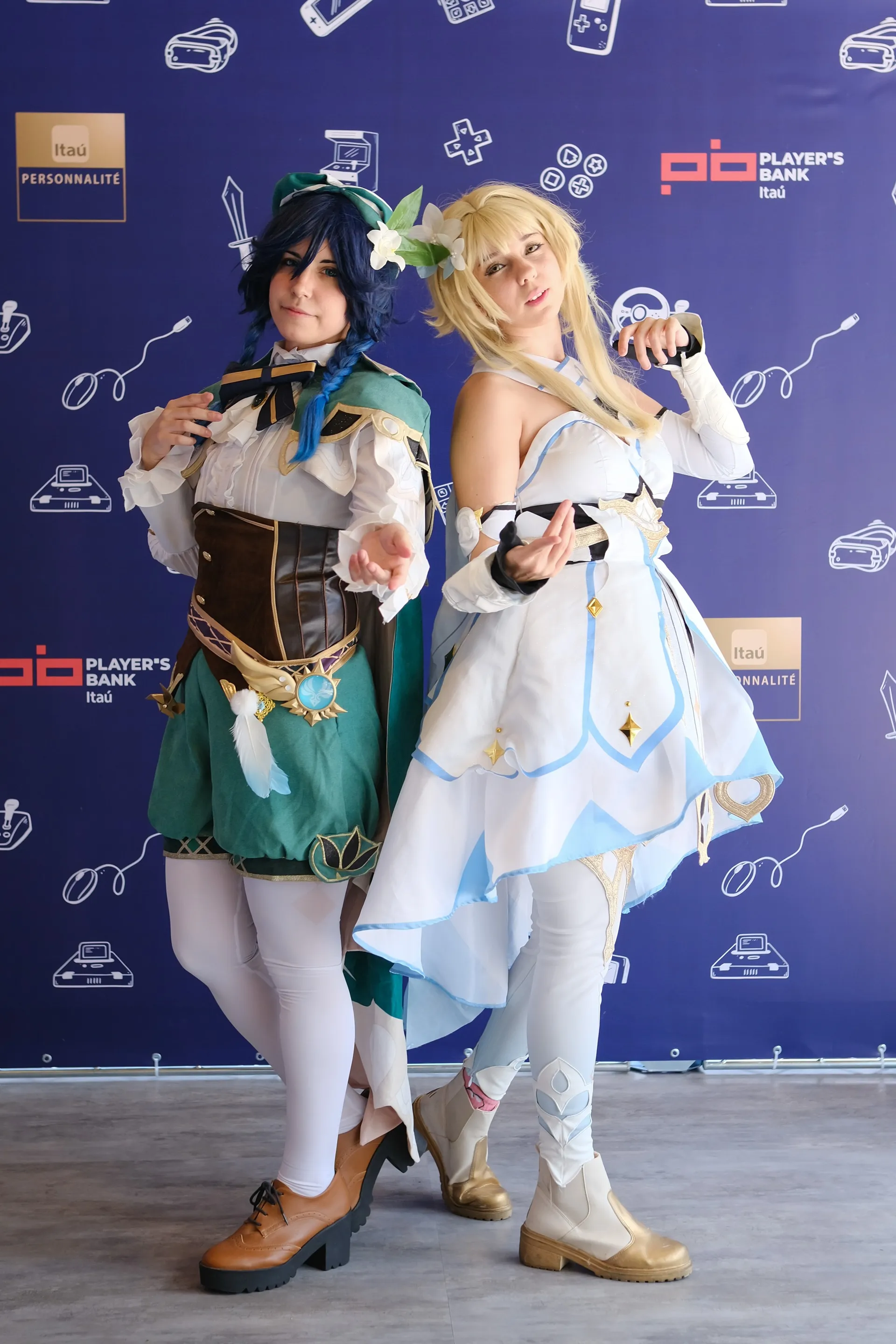 Cosplayers at the Itaú Personnalité event backdrop